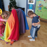 #FunduszeUE  #FunduszeEuropejskie Dzieci gra w zabawę 