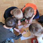 #FunduszeUE  #FunduszeEuropejskie Dzieci dopasowują produkty do literki.jpg