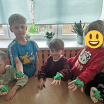 #FunduszeUE  #FunduszeEuropejskie Dzieci wykonały żabę metodą origami.