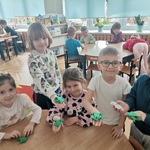 #FunduszeUE  #FunduszeEuropejskie Dzieci po rozmowie o Francji wykonały żaby z papieru metodą origami.