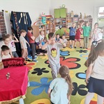 #FunduszeUE  #FunduszeEuropejskie Dzieci uczestniczą w zabawie rytmicznej.