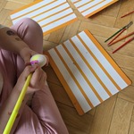 #FunduszeUE  #FunduszeEuropejskie Dziecko koloruje jajko styropianowe mazakami_.jpg