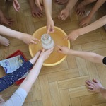 #FunduszeUE  #FunduszeEuropejskie Dzieci sprawdzają przez dotyk czy temperatura w kraterze (butelce) jest wysoka.jpg