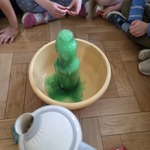 #FunduszeUE  #FunduszeEuropejskie Soda, ocet, barwnik spożywczy i trochę gorącej wody - zielony wulkan_.jpg