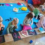 #FunduszeUE  #FunduszeEuropejskie Dzieci wykonują pracę plastyczną.