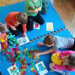 #FunduszeUE  #FunduszeEuropejskie Grupa dzieci wybiera materiał plastyczny do pracy.