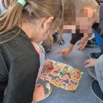 #FunduszeUE  #FunduszeEuropejskie Dzieci układają puzzle.