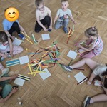 #FunduszeUE  #FunduszeEuropejskie Dzieci przyklejają elementy na kartkę papieru.