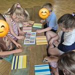 #FunduszeUE  #FunduszeEuropejskie Dzieci wykonują pracę plastyczną.