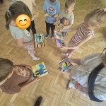 #FunduszeUE  #FunduszeEuropejskie Dzieci pokazują zrobione pszczoły.