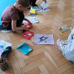 #FunduszeUE  #FunduszeEuropejskie Dzieci wykonują pracę plastyczną..jpeg