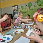 #FunduszeUE  #FunduszeEuropejskie Grupa dzieci maluje glinianą figurkę auta.jpg