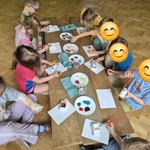 #FunduszeUE  #FunduszeEuropejskie Grupa dzieci wykonuje gliniany pojad.jpg