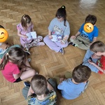 #FunduszeUE  #FunduszeEuropejskie Grupa dzieci czyta książkę Mała spóźnialska i Pan pośpiech.jpg