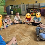 #FunduszeUE  #FunduszeEuropejskie Dzieci słuchają opowiadania Mała paskuda_.jpg