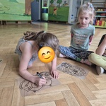 #FunduszeUE  #FunduszeEuropejskie Dzieci wykonują rysunek.jpg