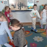 #FunduszeUE  #FunduszeEuropejskie Grupa dzieci tańczy taniec podlaski.
