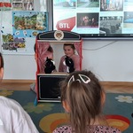 #FunduszeUE  #FunduszeEuropejskie Dzieci bawią się w teatrzyk z wyk. pacynek.