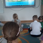 #FunduszeUE  #FunduszeEuropejskie Dzieci oglądają prezentację multimedialną. .jpg