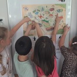 #FunduszeUE  #FunduszeEuropejskie Dzieci odszukują na mapie WidziMisie (2).jpg