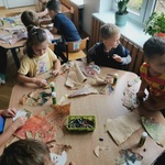 Dzieci projektują swoje portrety.