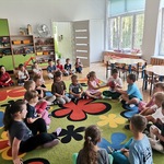 Dzieci grają w gorącego ziemniaka.