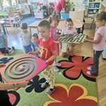 Dzieci współpracują ze sobą podczas turlania piłki.