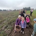 Dziewczynki z koszem na polu.jpg