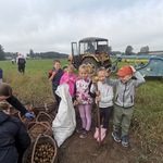 Dzieci pokazują ile nazbierały ziemniaków.jpg