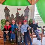 Chłopcy bawią się w królów i rycerzy.
