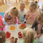 dziewczynki próbują wybranych owoców .jpg