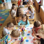 dzieci rysują na papierowym obrusie w kropki.jpg