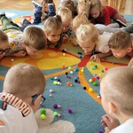 dzieci dmuchają na kolorowe  kulki.jpg