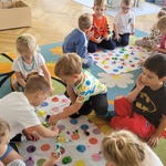 dzieci w grupach segregują kolorowe kuleczki .jpg