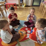 Dzieci układają zwierzęta z drewnianych klocków.jpg