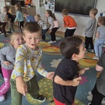 Dzieci tańczą chodząc po kole.jpg
