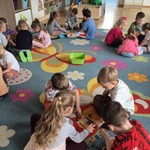 Dzieci w grupach układają drewniane klocki.jpg