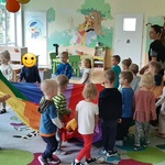 Dzieci bawią się w kole z chustą animacyjną.jpg
