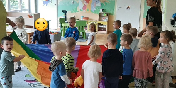 Dzieci bawią się w kole z chustą animacyjną.jpg