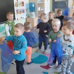 Chłopcy tańczą z chustkami.jpg