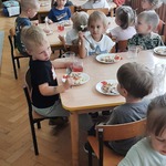 Dzieci  jedzą obiad.jpg
