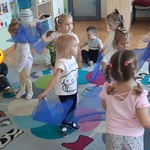 Dziewczynki tańczą z chustkami.jpg