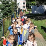 Grupa dzieci na spacerze.jpg