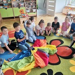 Dzieci bawią się w zabawę integracyjną pt. 