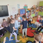 Dzieci wykonują zadania matematyczne.