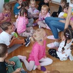 Grupa Jasia i Małgosi pokazuje położenie kropki nad_ pod _ obok.jpg