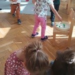 Dzieci segregują pompony za pomocą spinaczy.jpg
