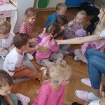 Jasie i Małgosie podczas piosenki i zabawy w Dniu Kropki.jpg