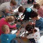 Zabawa w przenoszenie pomponów za pomocą spinaczy.jpg