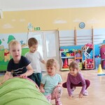 Dzieci z radością pokonują kolorowy tunel.jpg